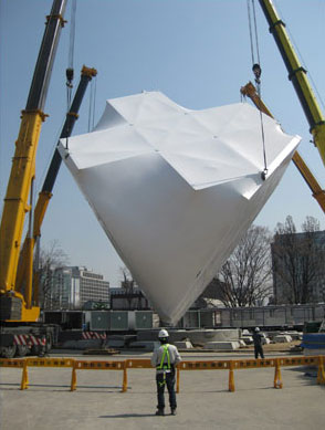 Illustration for article titled A Transforming Tetrahedron Invades Korea